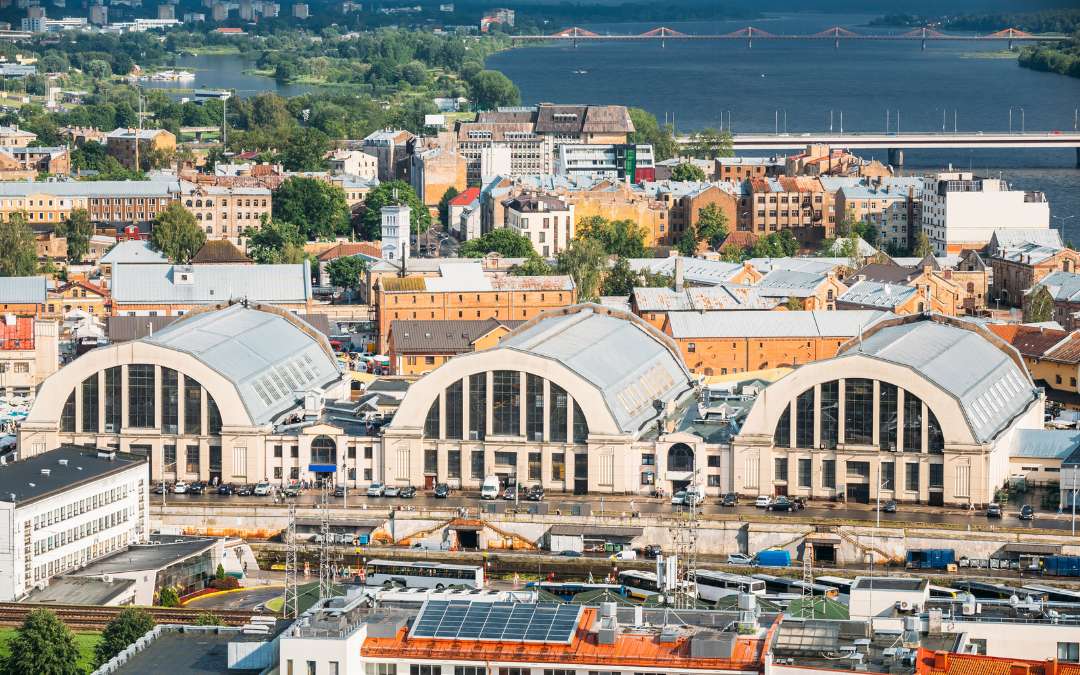 Widok na targ centralny w Rydze