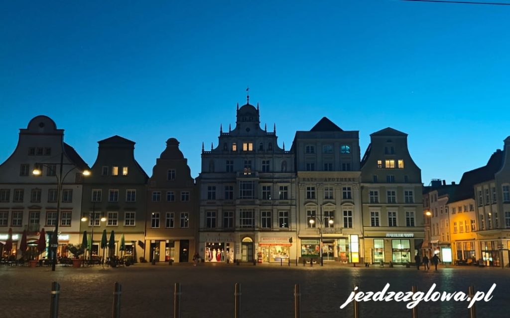 Wieczorny klimat Neuer Markt w Rostocku z malowniczymi kamienicami w świetle latarni