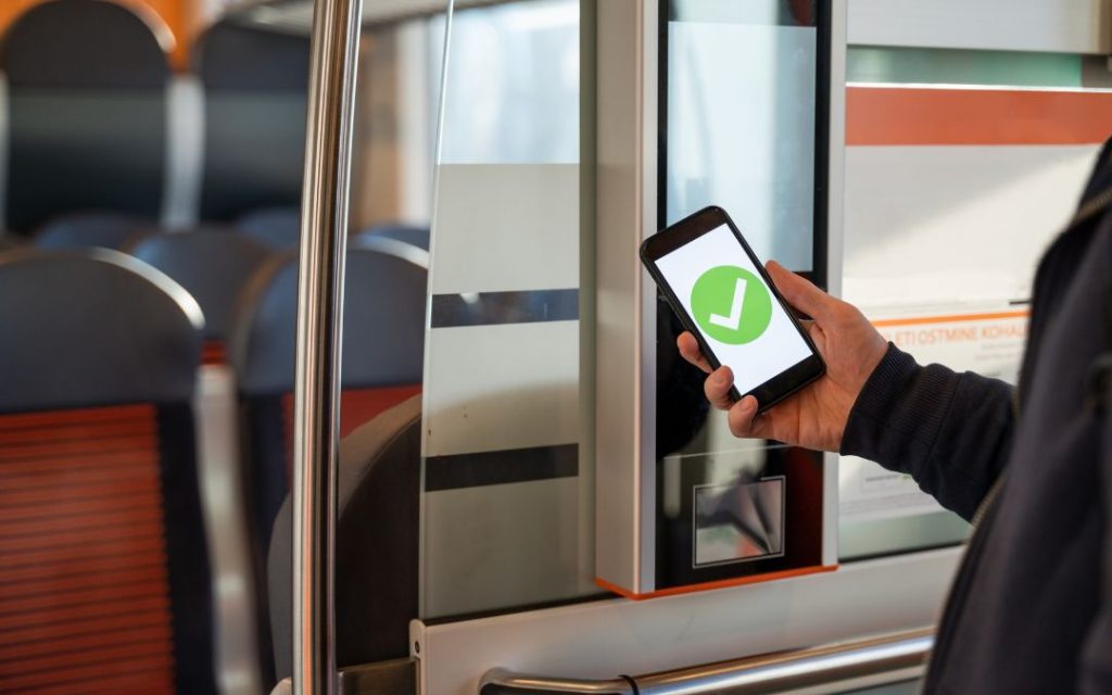 Bilet mobilny w komunikacji miejskiej sprawdzany telefonem przy czytniku
