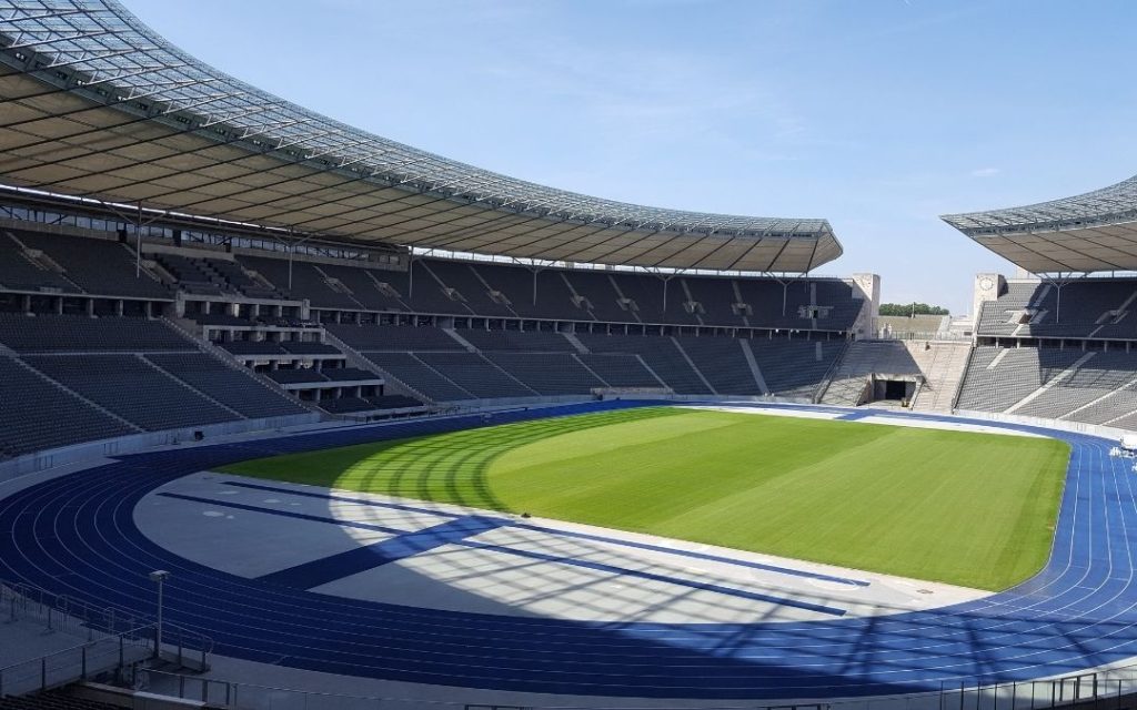 Boisko z widoku trybun stadionu olimpijskiego w Berlinie