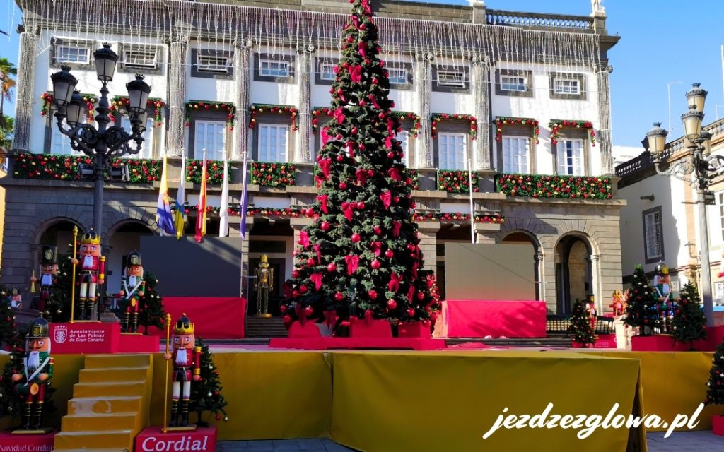 Bożonarodzeniowe dekoracje na Plaza de Santa Ana przed Casas Consistoriales w Las Palmas de Gran Canaria