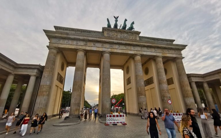 Brama Brandenburska w Berlinie z Kwadrygą i turystami