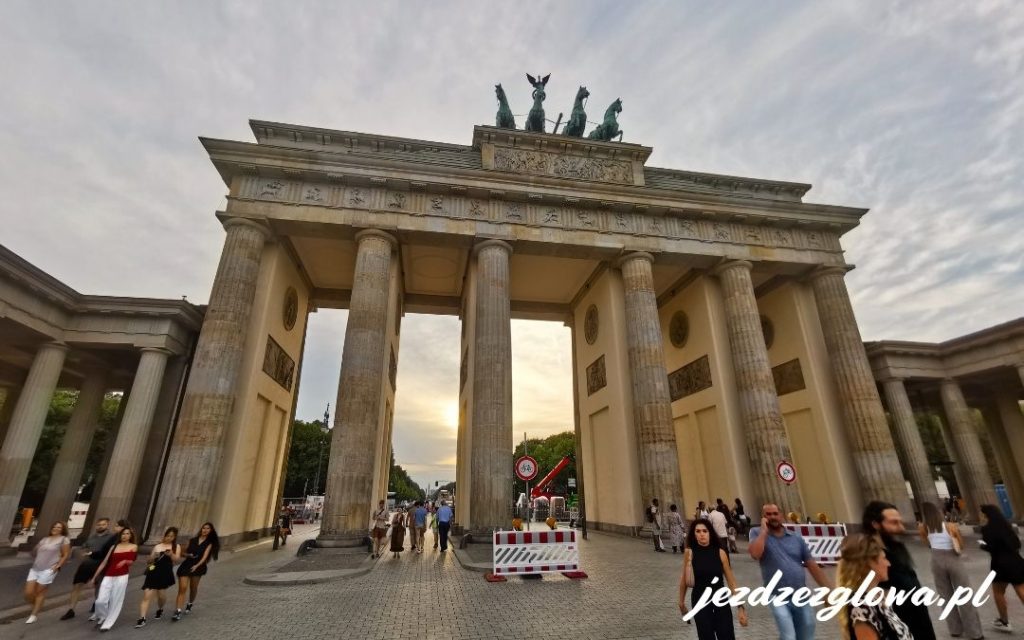 Brama Brandenburska w Berlinie z Kwadrygą i turystami