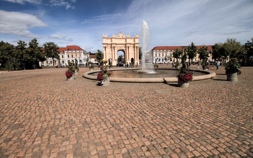 Brama Brandenburska w Poczdamie z fontanną na Luisenplatz
