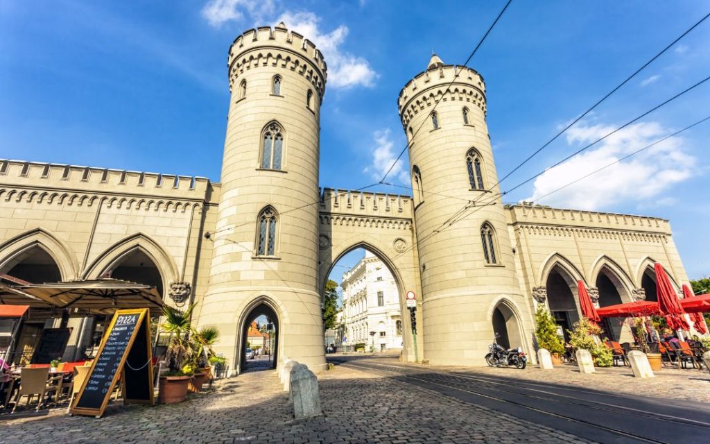 Brama Nauener Tor w Poczdamie z dwiema wieżami
