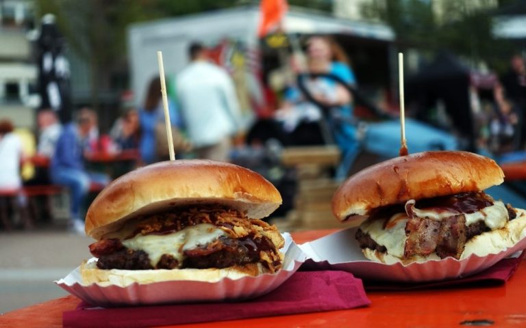 Burgery z serem i bekonem na plenerowym stoisku z jedzeniem