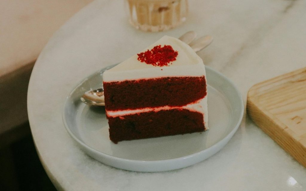 Ciasto red velvet na talerzyku w kawiarni