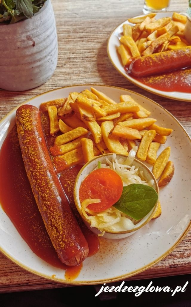 Currywurst mit Pommes — niemiecka kiełbasa w sosie curry z frytkami