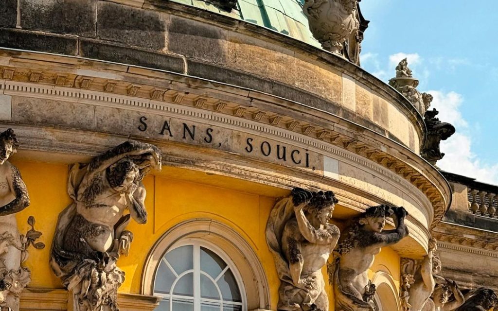 Detale Pałacu Sanssouci z rokokowymi rzeźbami w Poczdamie