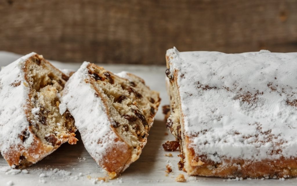 Dresdner Stollen, tradycyjne ciasto z Drezna z bakaliami i cukrem pudrem