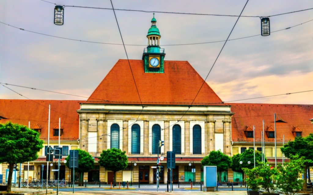 Dworzec główny w Görlitz z czerwonym dachem i wieżą zegarową
