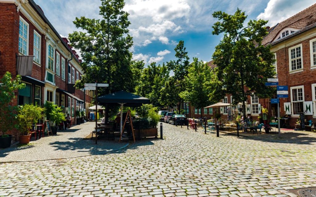 Dzielnica Holenderska w Poczdamie z brukowaną uliczką i kawiarniami