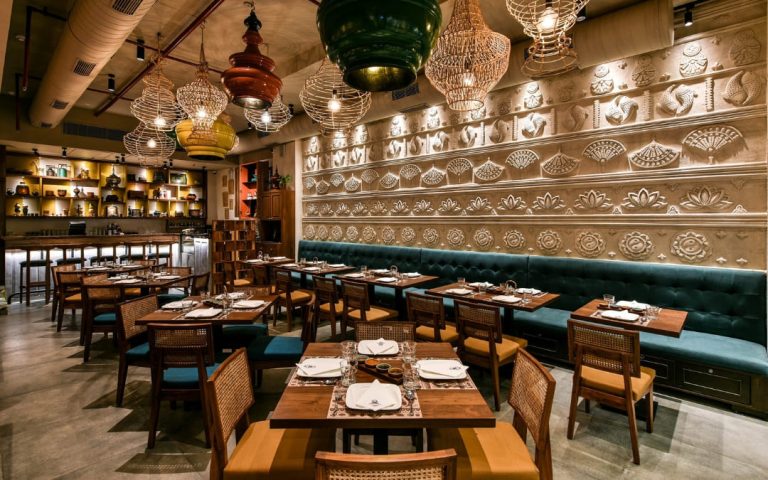 Elegancka restauracja z drewnianymi stolikami i dekoracyjnym wystrojem