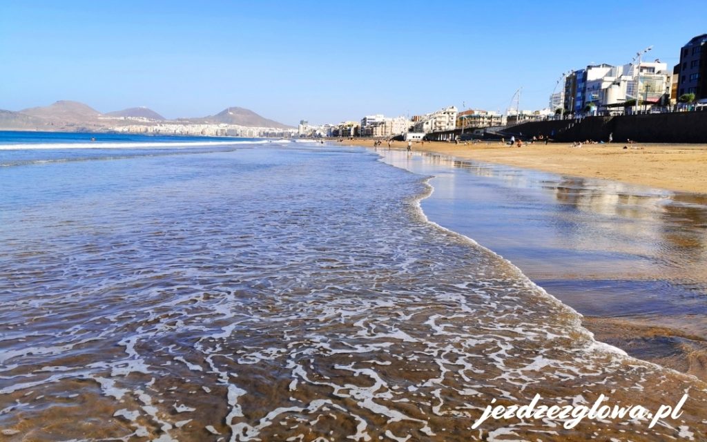 Fale obmywające Playa de Las Canteras w Las Palmas de Gran Canaria
