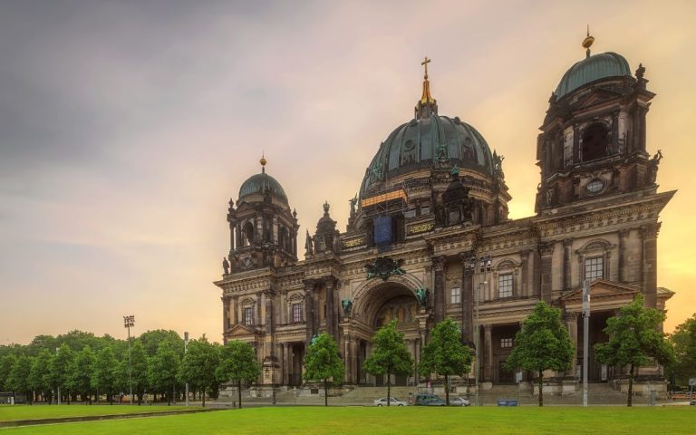 Fasada Katedry Berlińskiej Berliner Dom z zewnątrz