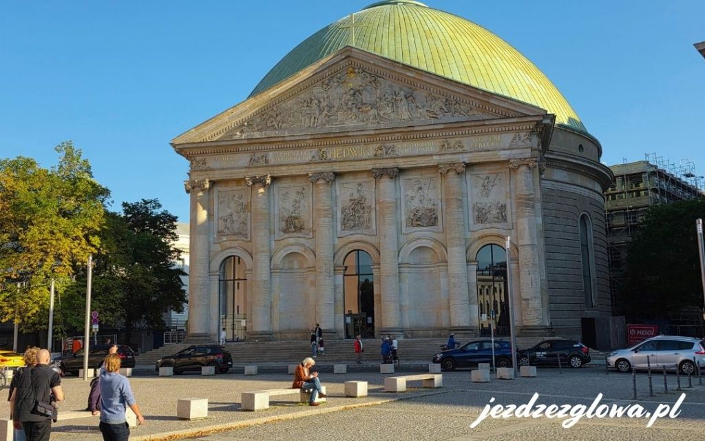 Fasada Katedry św. Jadwigi przy Bebelplatz w Berlinie z zieloną kopułą