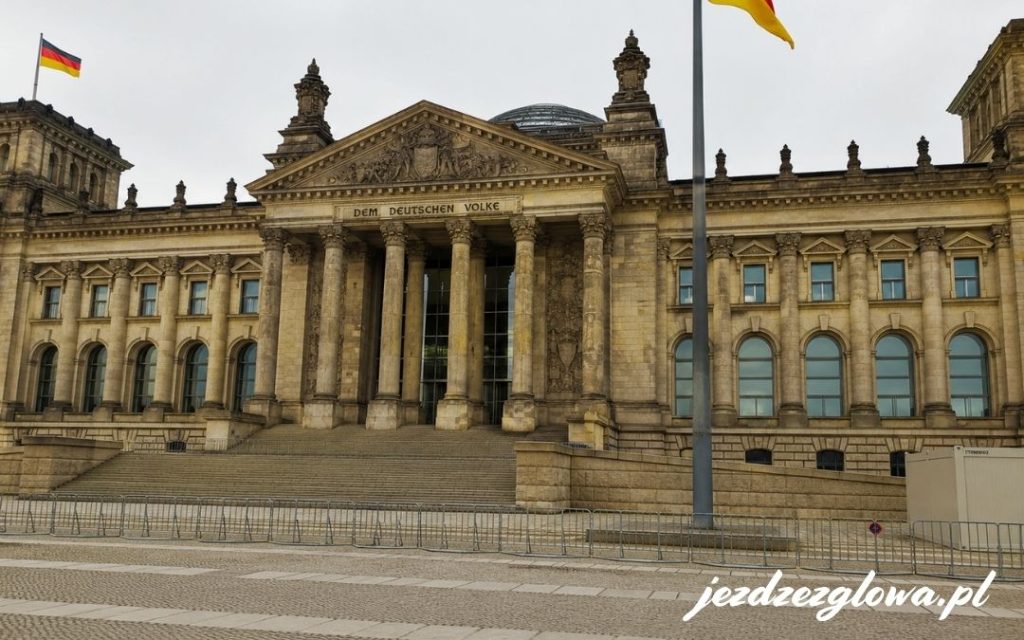 Fasada Reichstagu w Berlinie z kopułą Bundestagu