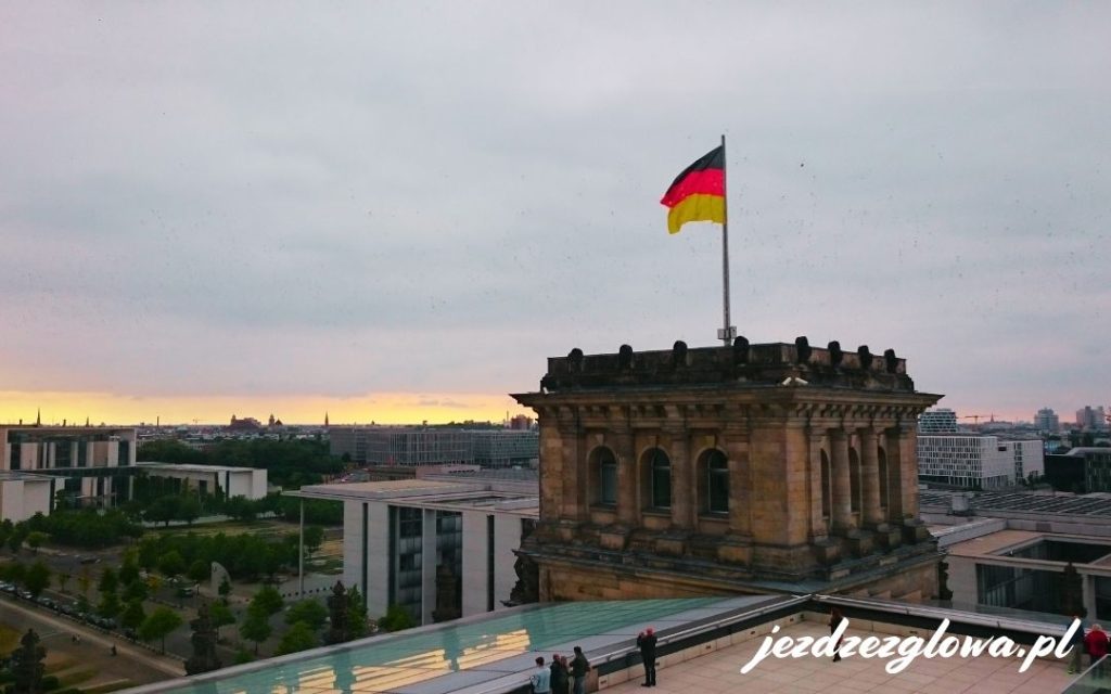 Flaga Niemiec na Reichstagu w Berlinie o zachodzie słońca