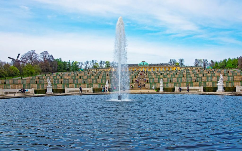 Fontanna Sanssouci z widokiem na ogrody i pałac Sanssouci
