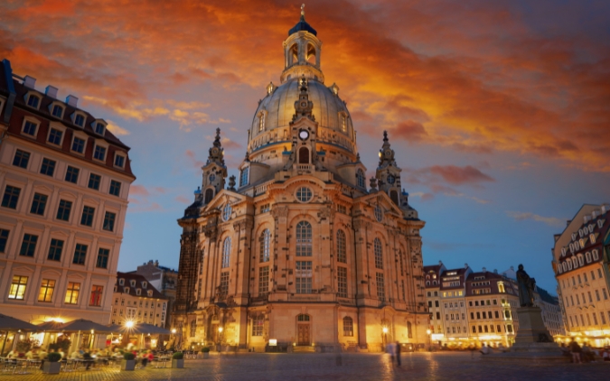 Frauenkirche czyli kościół Maryi Panny o zachodzie słońca