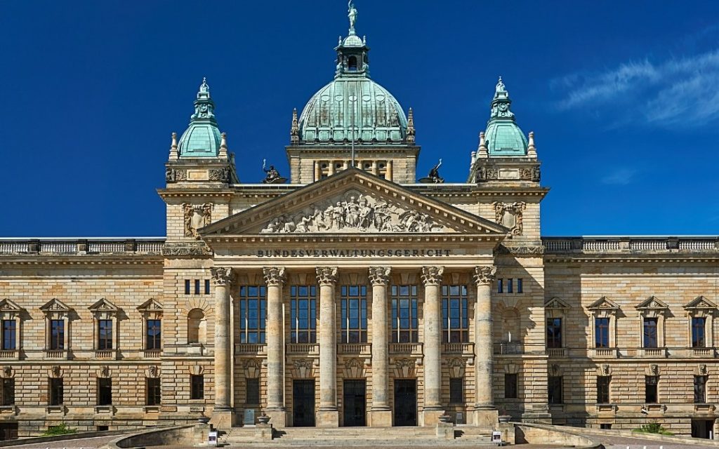 Gmach Federalnego Sądu Administracyjnego w Lipsku z kolumnową fasadą