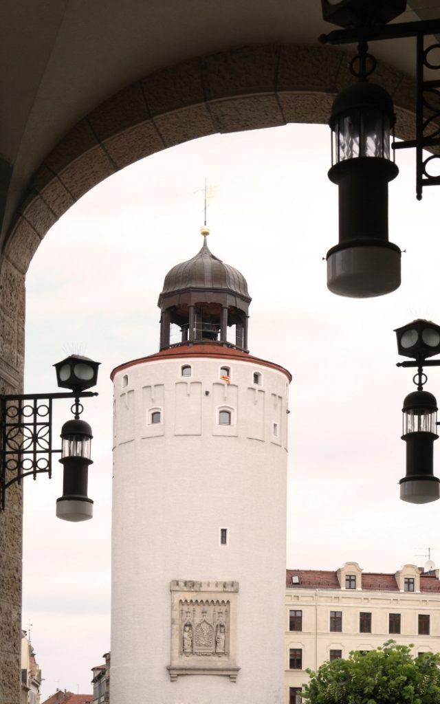 Gruba Wieża w Görlitz widziana przez arkadę