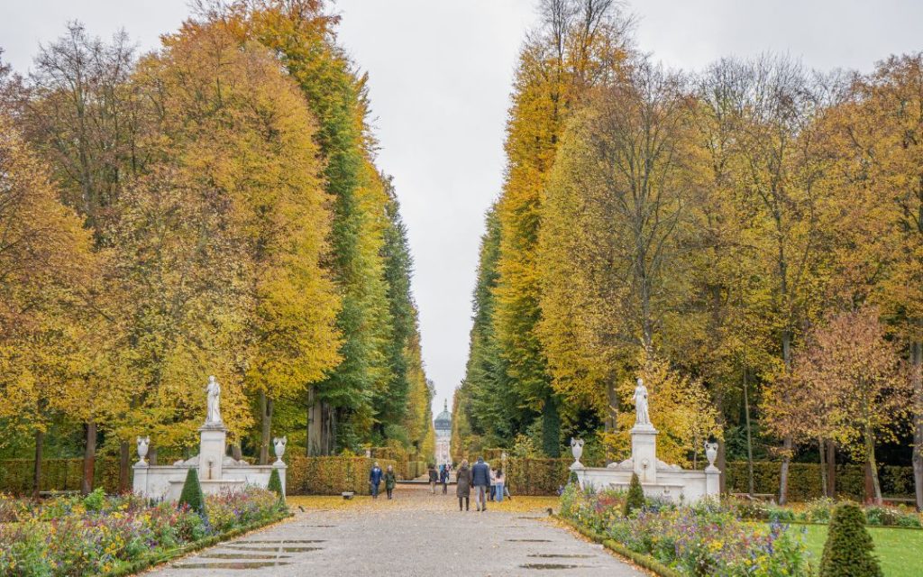Jesienna aleja z posągami w Parku Sanssouci
