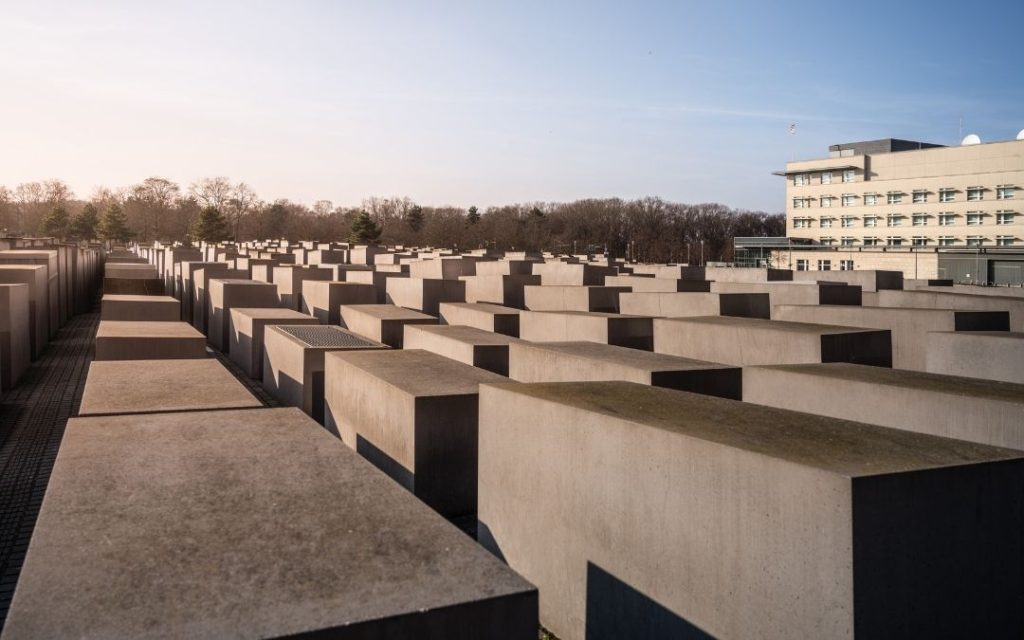 Kamienne stele Pomnika Pomordowanych Żydów Europy