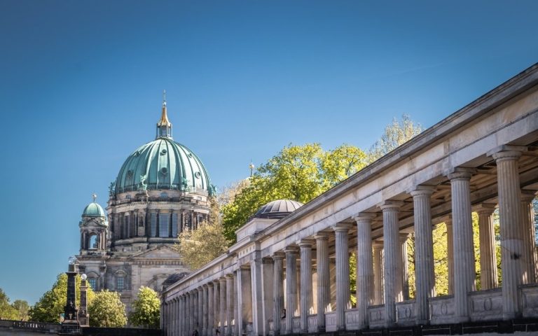 Katedra Berlińska Berliner Dom widziana zza klasycystycznej kolumnady na Wyspie Muzeów w Berlinie