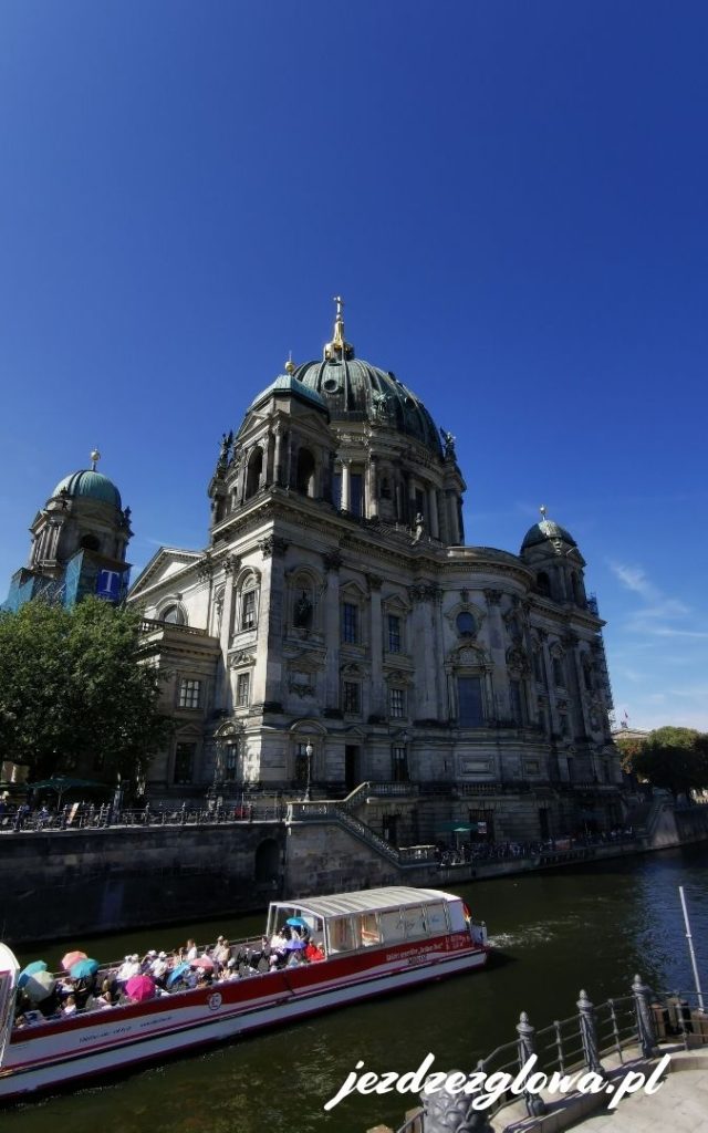 Katedra Berlińska nad Sprewą ze statkiem wycieczkowym