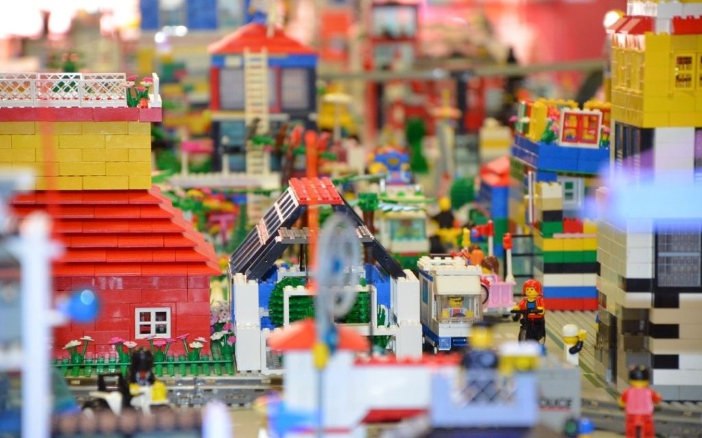 Kolorowa makieta miasta z klocków LEGO, z miniaturowymi budynkami, figurkami i uliczkami pokazanymi w zbliżeniu