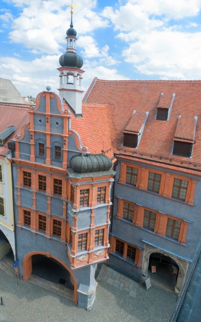 Kolorowe kamienice przy rynku w Görlitz widziane z góry
