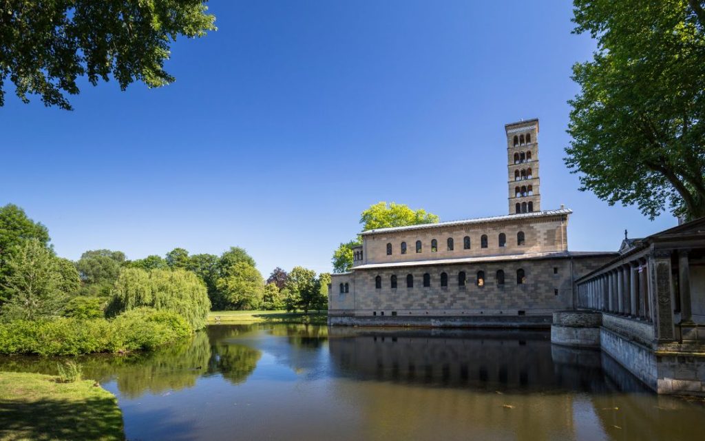 Kościół Pokoju w Parku Sanssouci otoczony wodą i zielenią