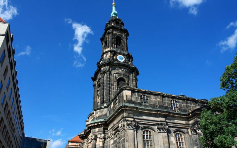 Kościół Świętego Krzyża (Kreuzkirche) w Dreźnie z charakterystyczną wieżą zegarową na tle błękitnego nieba