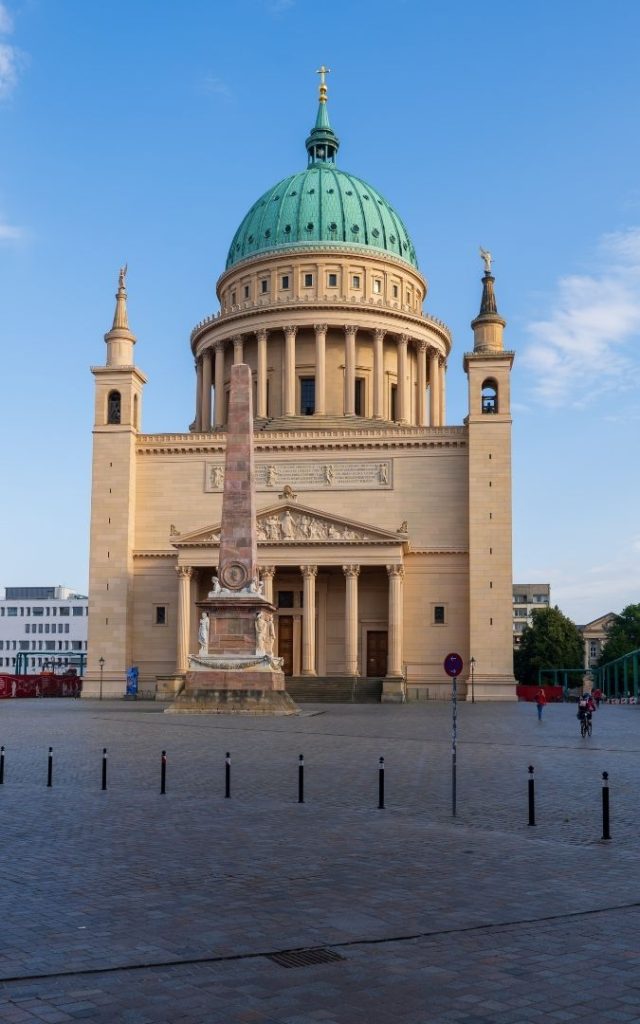 Kościół św. Mikołaja z zieloną kopułą i obelisk na placu Alter Markt w Poczdamie