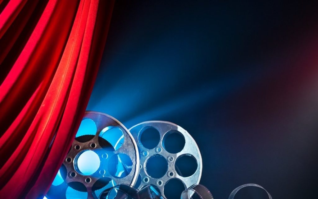Kurtyna teatralna i szpule filmowe jako symbol kina