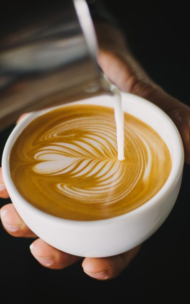 Latte art podczas przygotowywania kawy przez baristę
