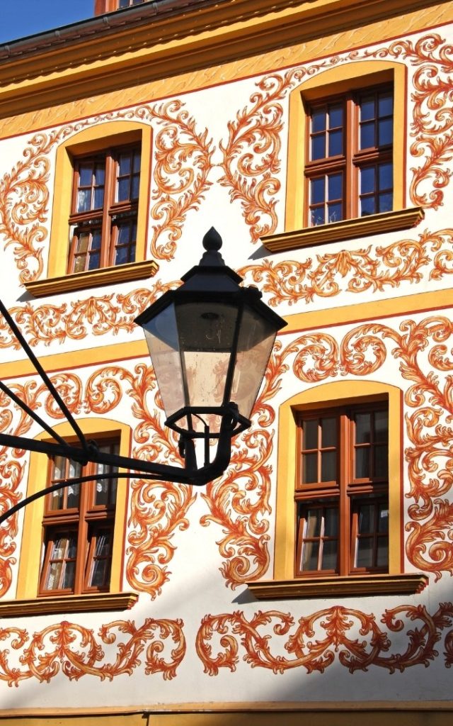Malowana elewacja kamienicy w Görlitz z dekoracyjnymi ornamentami