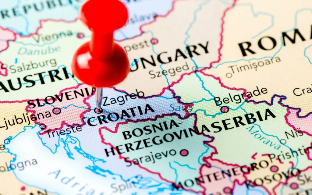 Mapa Europy Środkowej z zaznaczoną Chorwacją oraz czerwoną pinezką wskazującą położenie kraju w regionie Bałkanów