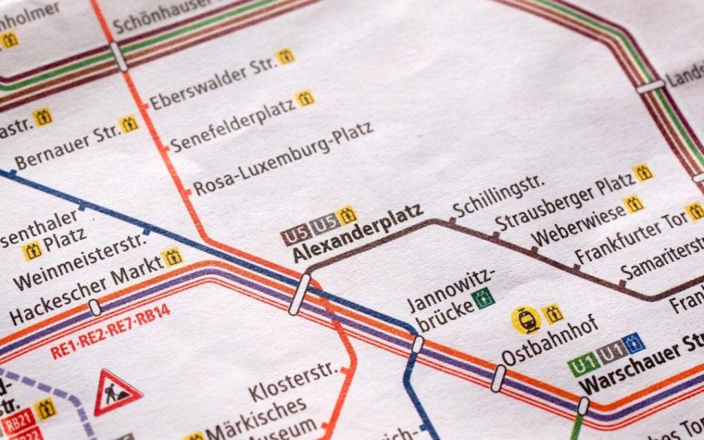 Mapa komunikacji miejskiej Berlina ze stacją Alexanderplatz