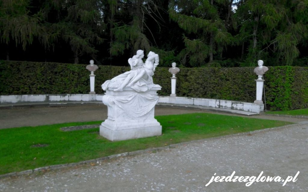 Marmurowa rzeźba w Parku Sanssouci w Poczdamie