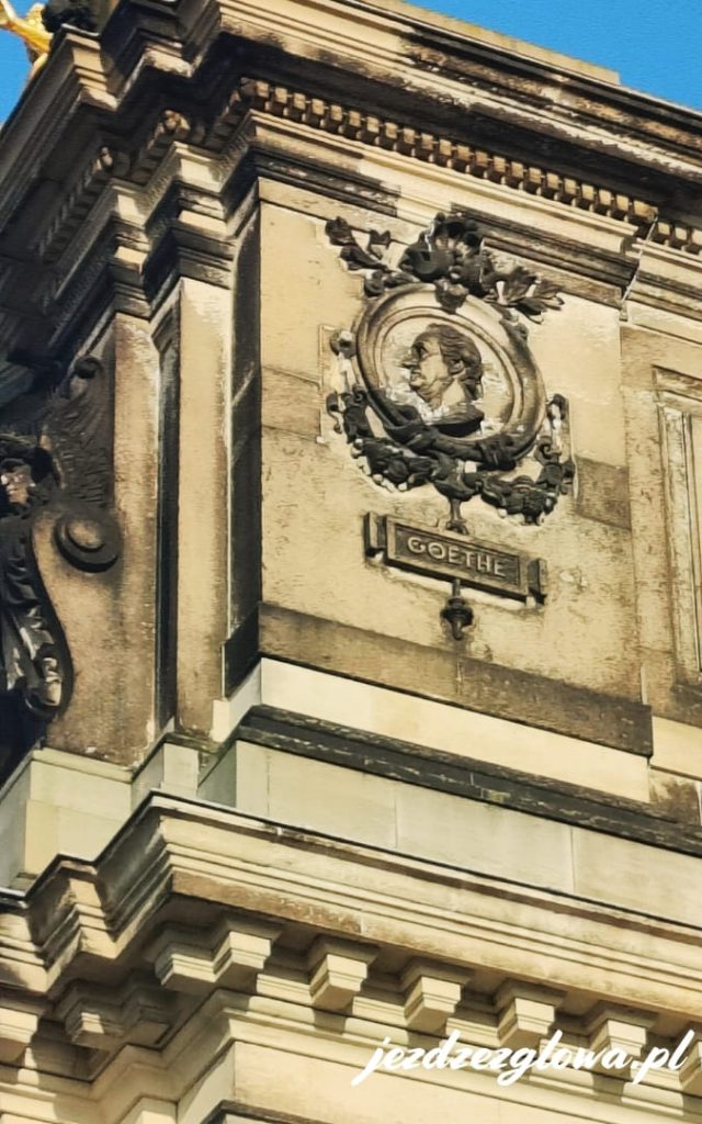 Medalion z wizerunkiem Goethego na fasadzie Semperoper w Dreźnie