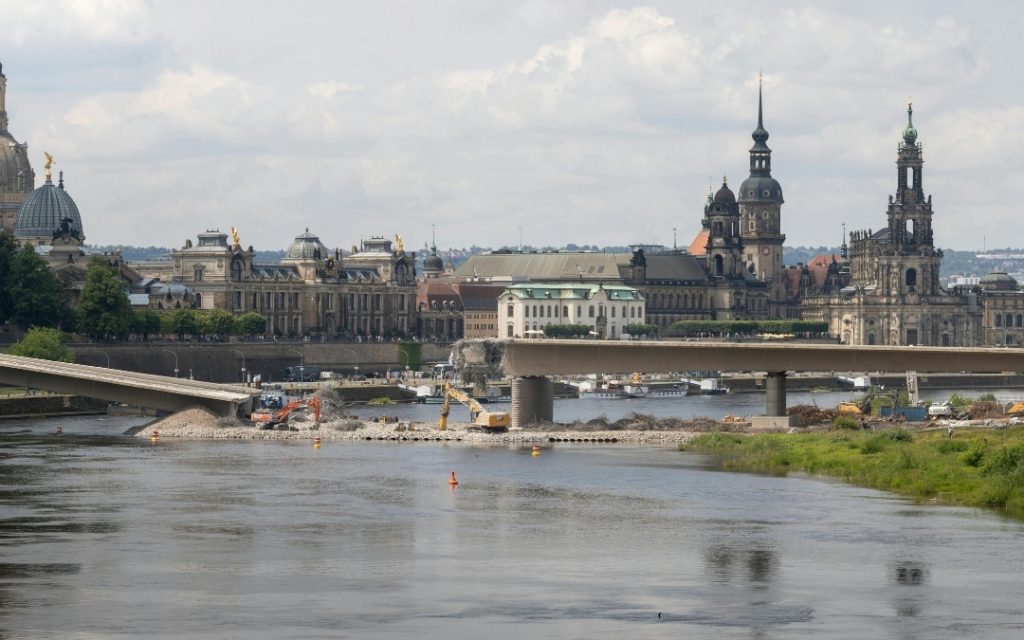 Most Caroli w Dreźnie po zawaleniu z widokiem na Łabę i centrum miasta