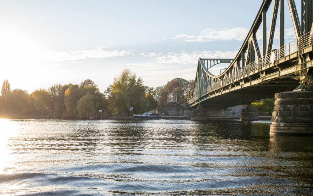 Most Glienicke w Poczdamie nad Hawelą o zachodzie słońca