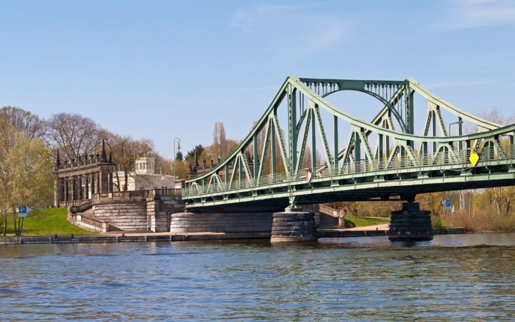 Most Glienicke w Poczdamie nad rzeką Hawelą łączący Poczdam z Berlinem