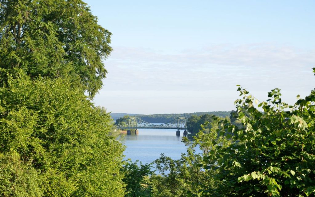 Most Glienicke w Poczdamie nad rzeką Hawelą otoczony drzewami
