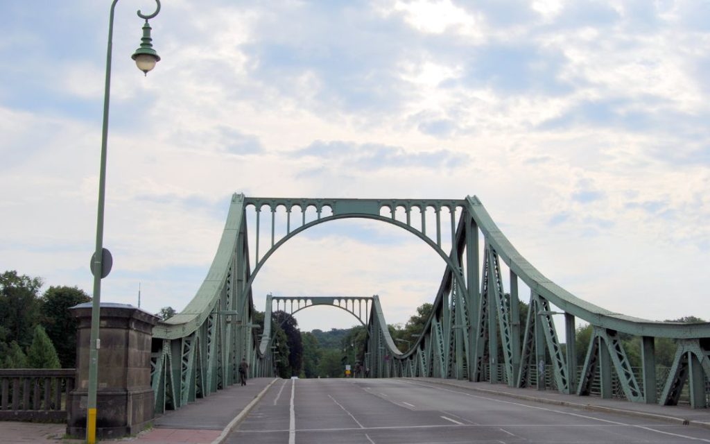 Most Szpiegów z charakterystyczną zieloną konstrukcją stalową
