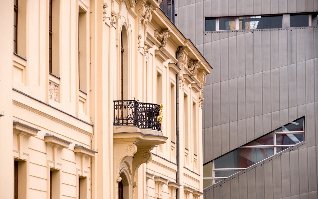 Muzeum Żydowskie w Berlinie z kontrastem starej i nowoczesnej architektury
