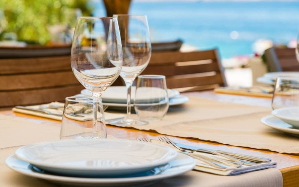 Nakryty stół w restauracji z widokiem na morze