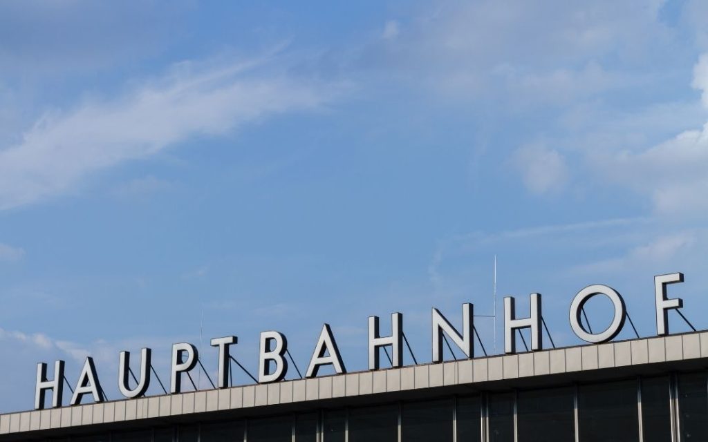Napis na dachu budynku Hauptbahnhof na dworcu kolejowym